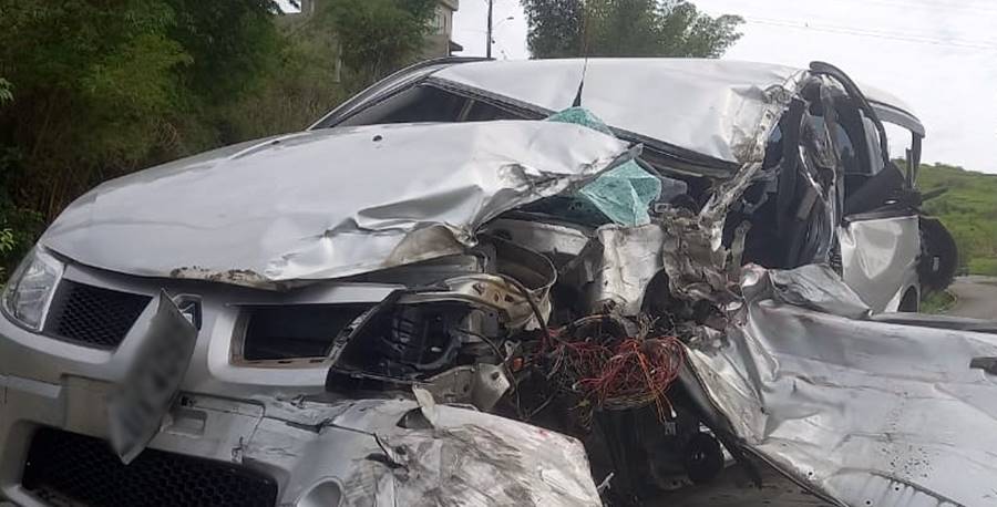 Carro e caminhão colidem e criança fica gravemente ferida em Leopoldina