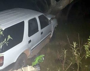 Motorista bate carro após