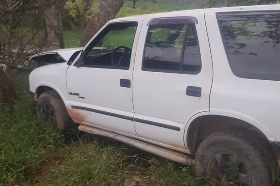 Motorista bate carro após perseguição policial na estrada de Piacatuba