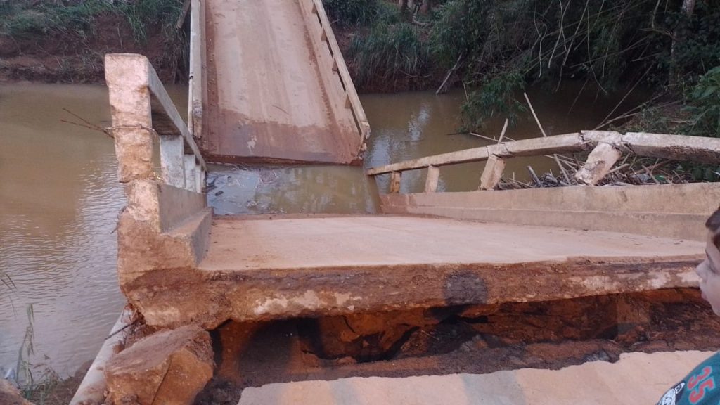 Ponte desaba no distrito da Glória, em Cataguases