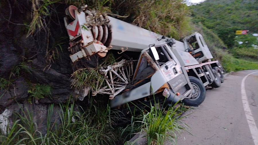 Guindaste perde freio e bate em rocha na Serra da Vileta