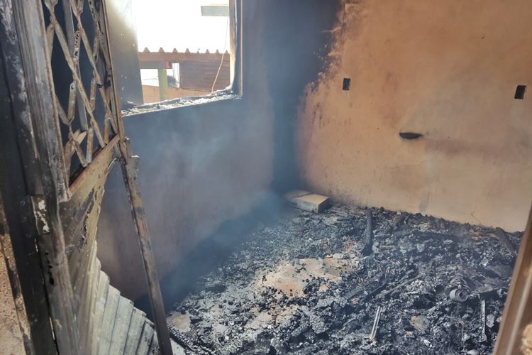 Em Muriaé rapaz coloca fogo na própria casa e foge