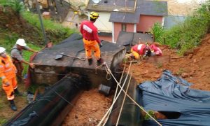 Homem soterrado é resgatado