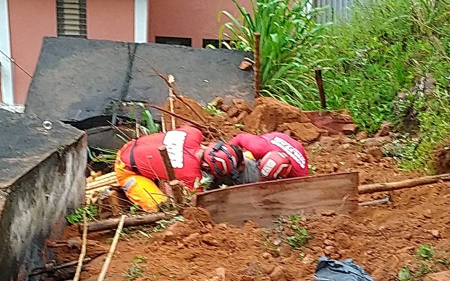 Homem soterrado é resgatado vivo pelos Bombeiros em Muriaé