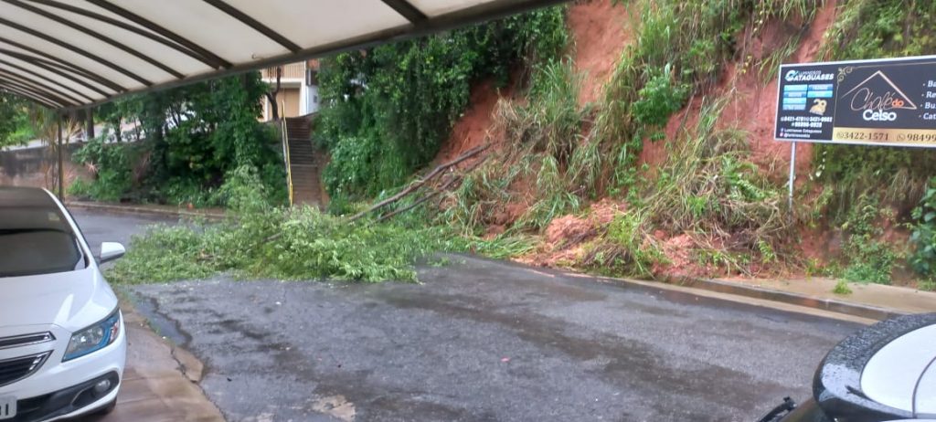 Meia Pataca transborda e alaga várias ruas da cidade