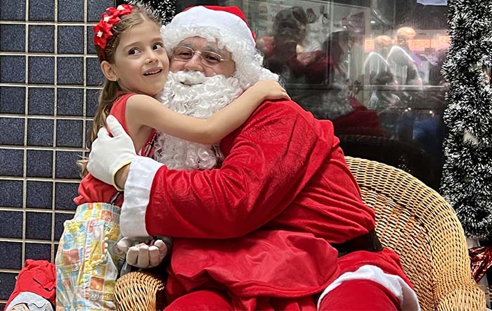 Papai Noel passeia pelo