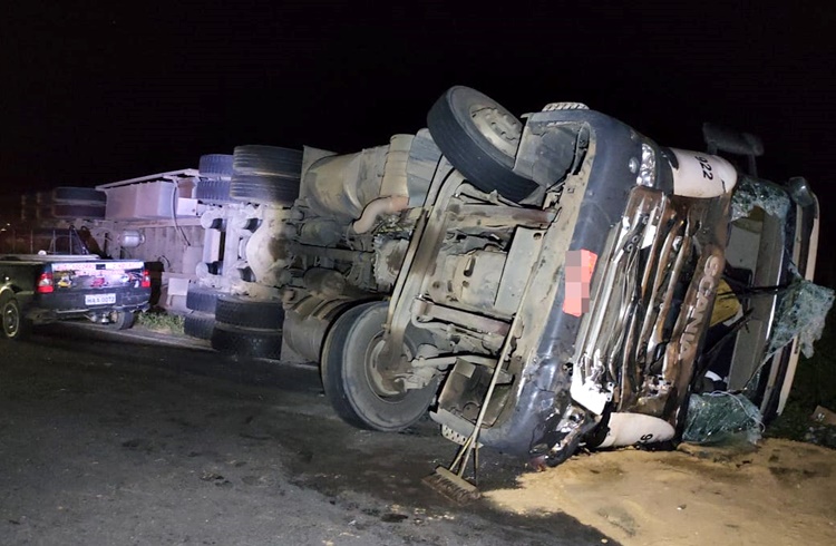 Colisão entre carretas deixa uma pessoa ferida na Serra do Belvedere