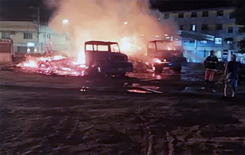 Incêndio destrói caminhões em oficina de Ubá