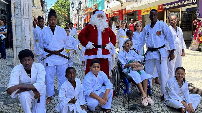 Papai Noel passeia pelo