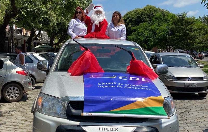 Papai Noel passeia pelo Centro de Cataguases em carro aberto