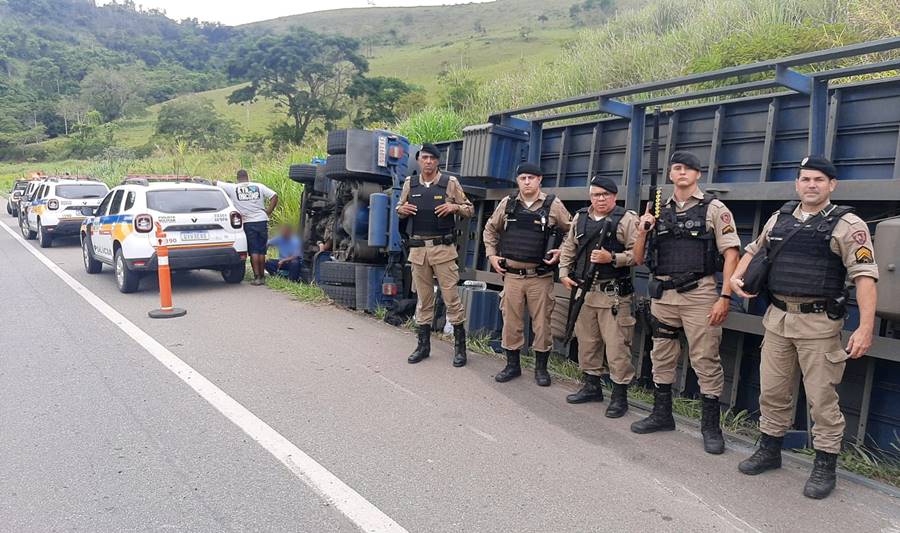 Carreta tomba em Leopoldina com carga avaliada em R$ 3 milhões