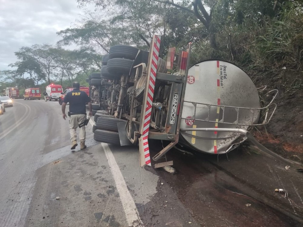 Motorista morre após carreta que dirigia tombar na BR-116, em Muriaé