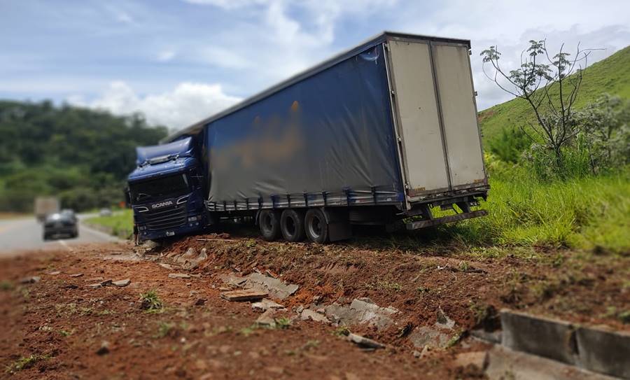 Carreta tem efeito “L” e sai da pista na BR-116, em Além Paraíba