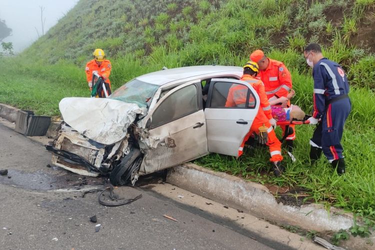 Carro bate de frente com caminhão na BR-116, próximo a Serra do Belvedere