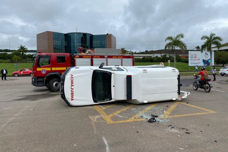 Acidente entre ambulância e carro deixa sete feridos na BR-116