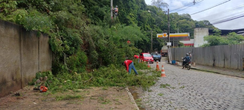 Encosta desmorona e interdita rua na Vila Tereza