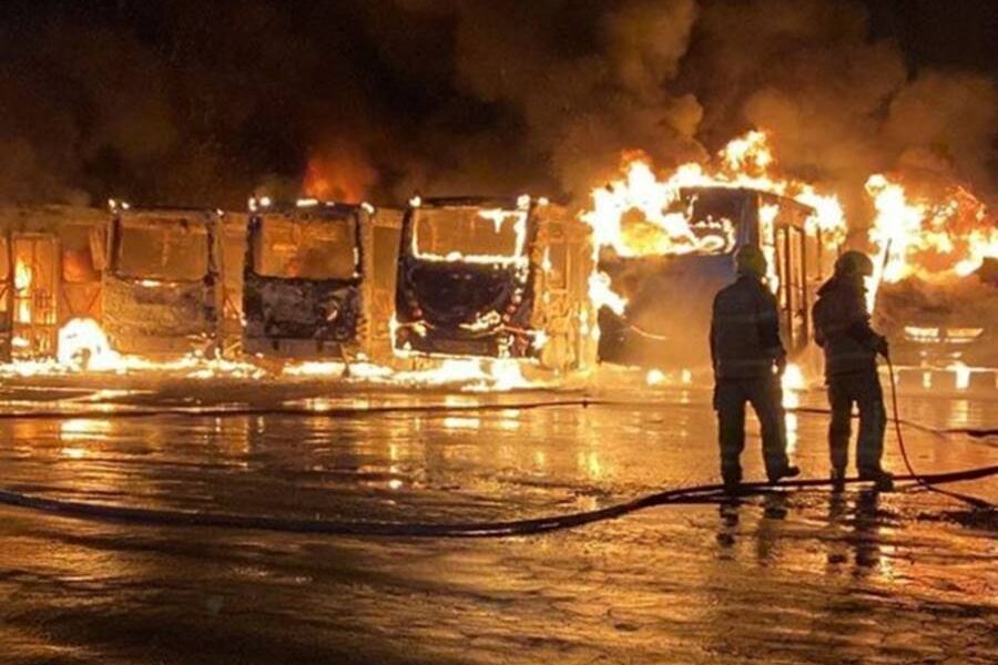 Incêndio destrói vários ônibus de empresa em Ubá