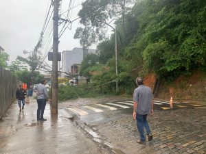 Encosta desmorona e interdita