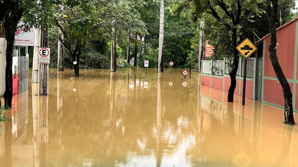 Rio Pomba estabiliza pela manhã e agora começa a baixar