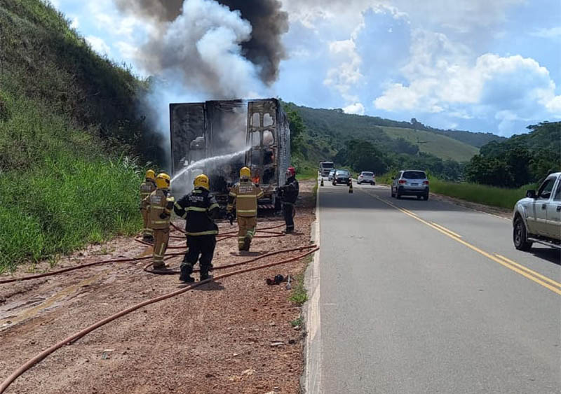 Baú de carreta pega fogo na estrada Cataguases-Leopoldina