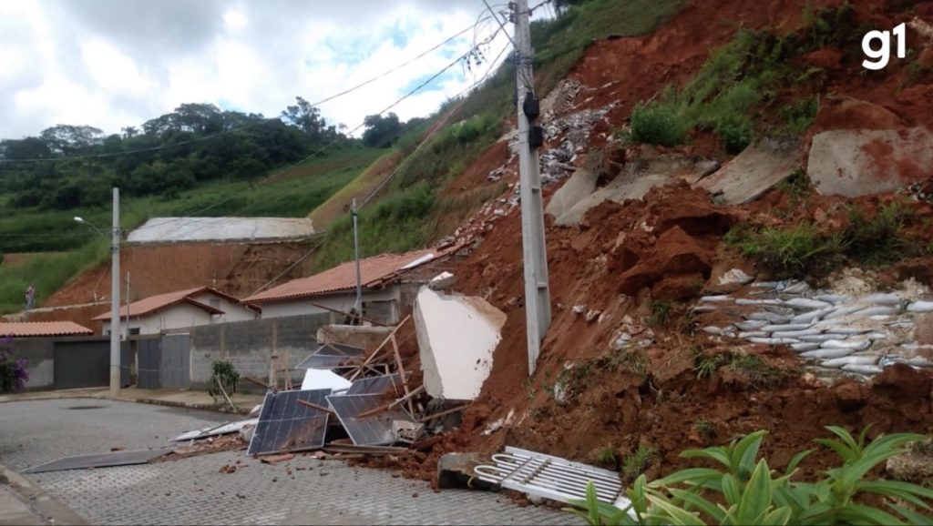 Barranco desmorona e destrói casas em Ubá