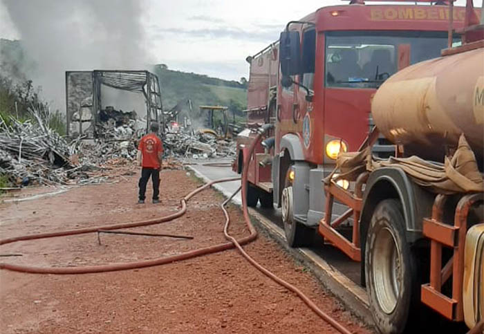 Não houve vítimas, mas a carga de fácil combustão foi consumida pelo fogo.