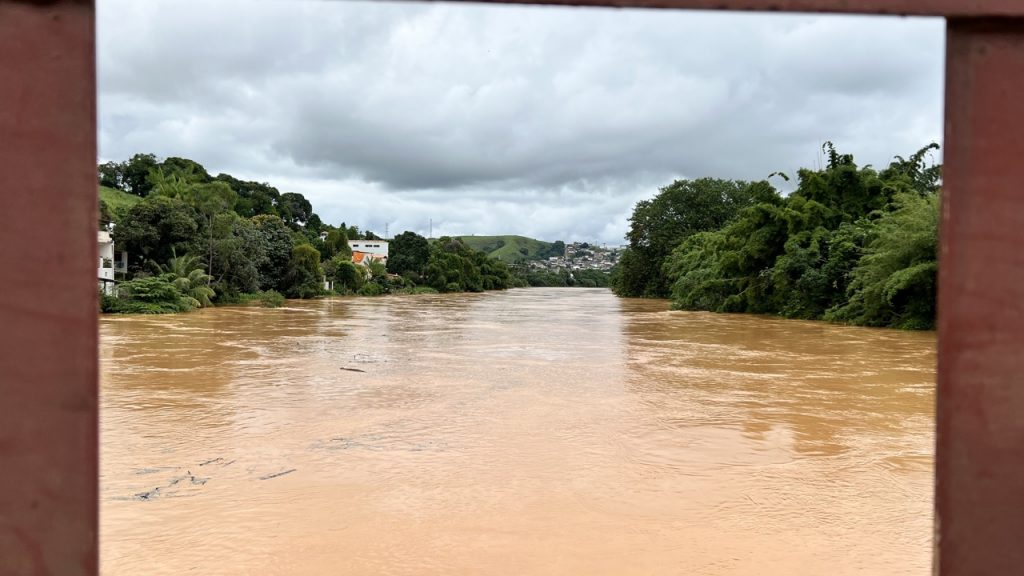 Rio Pomba segue subindo e está próximo de sete metros