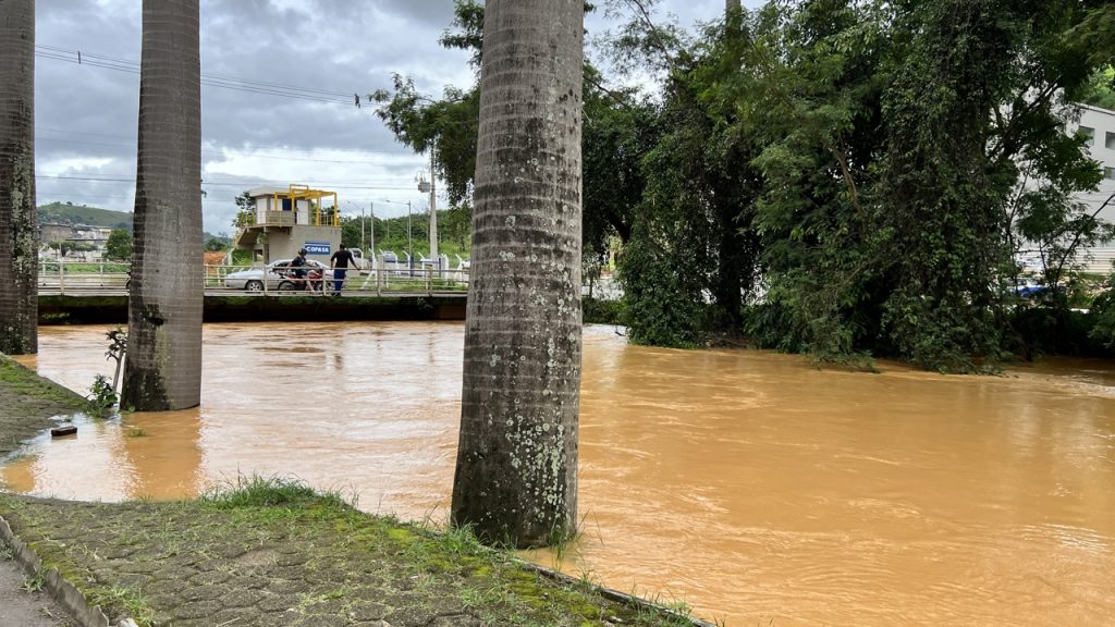 Rio Pomba continua subindo e já represa o Meia Pataca