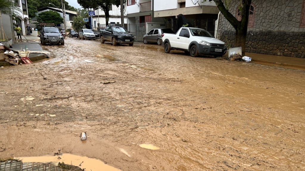 Rio Pomba baixa e cidade não tem mais ruas alagadas