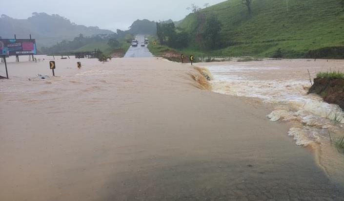 BR-356 está interditada em Muriaé após ponte ficar submersa