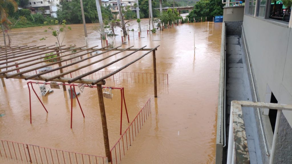 Rio Pomba inunda as regiões mais baixas de Cataguases