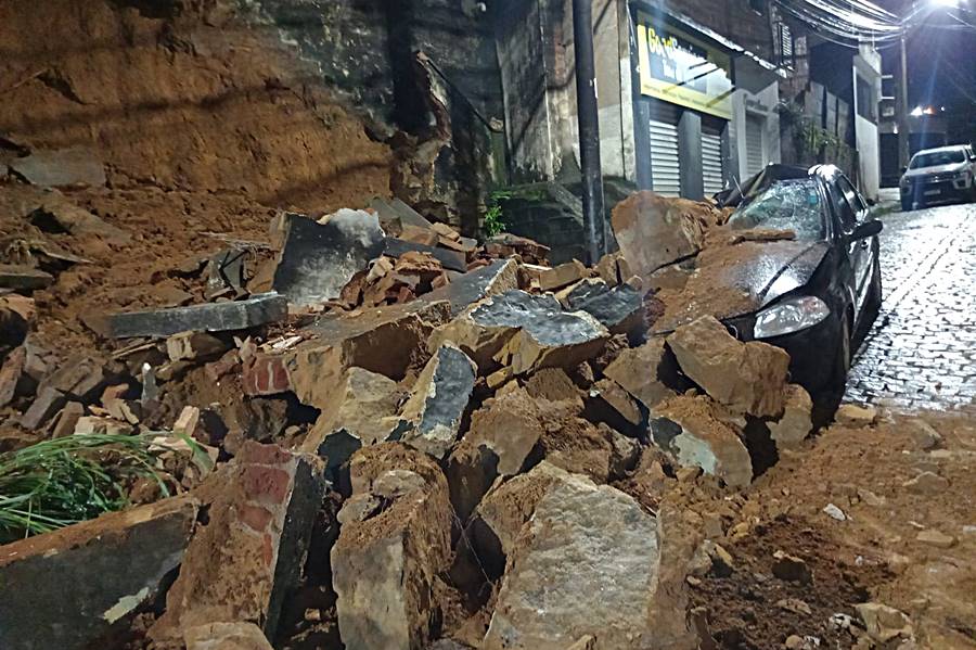 Muro de residência desaba e atinge carro em Leopoldina