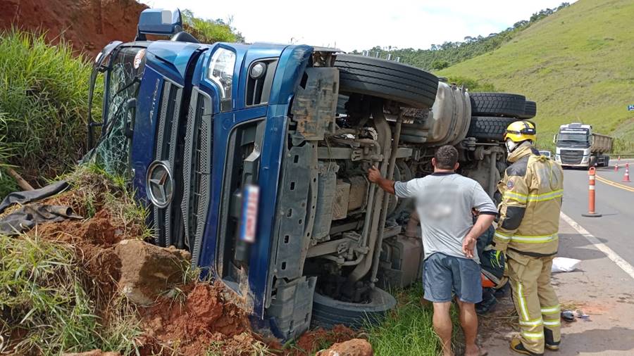 Mãe e criança morrem em acidente na BR-116 em Leopoldina