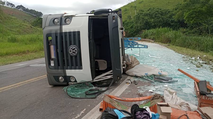 Caminhão carregado com vidro tomba na BR-116 em Leopoldina