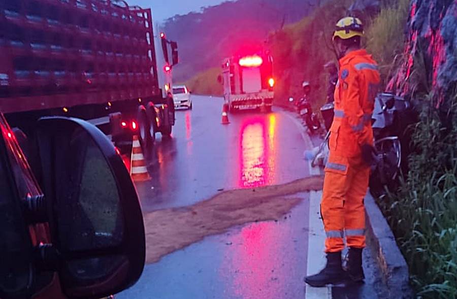 Cinco pessoas ficam feridas em acidente na BR-116 em Além Paraíba