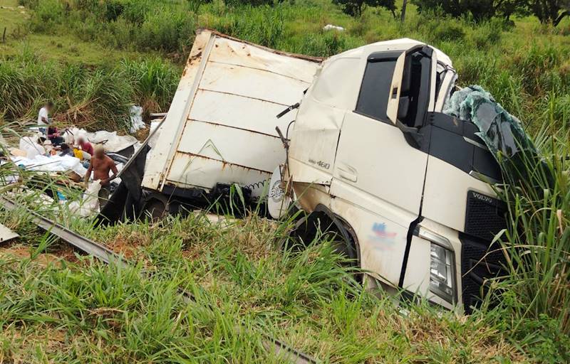 Carreta com polietileno tomba na BR-116, em Leopoldina