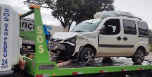 Carreta com polietileno tomba