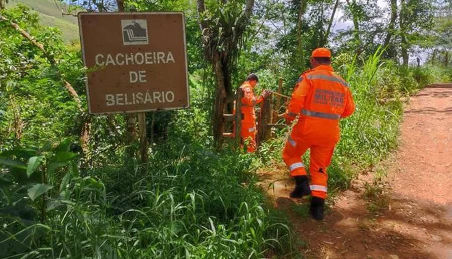 Homem morre afogado enquanto nadava em cachoeira em Muriaé