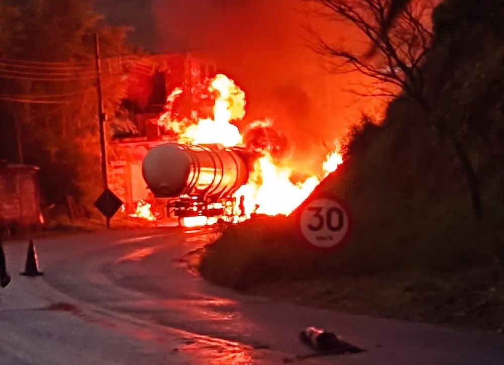 Caminhão com combustível explode na MG-133, em Rio Pomba