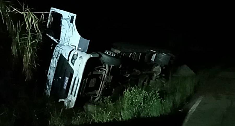 Caminhão tomba na Serra de Argirita e motorista sai ileso