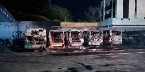 Incêndio destrói vários ônibus