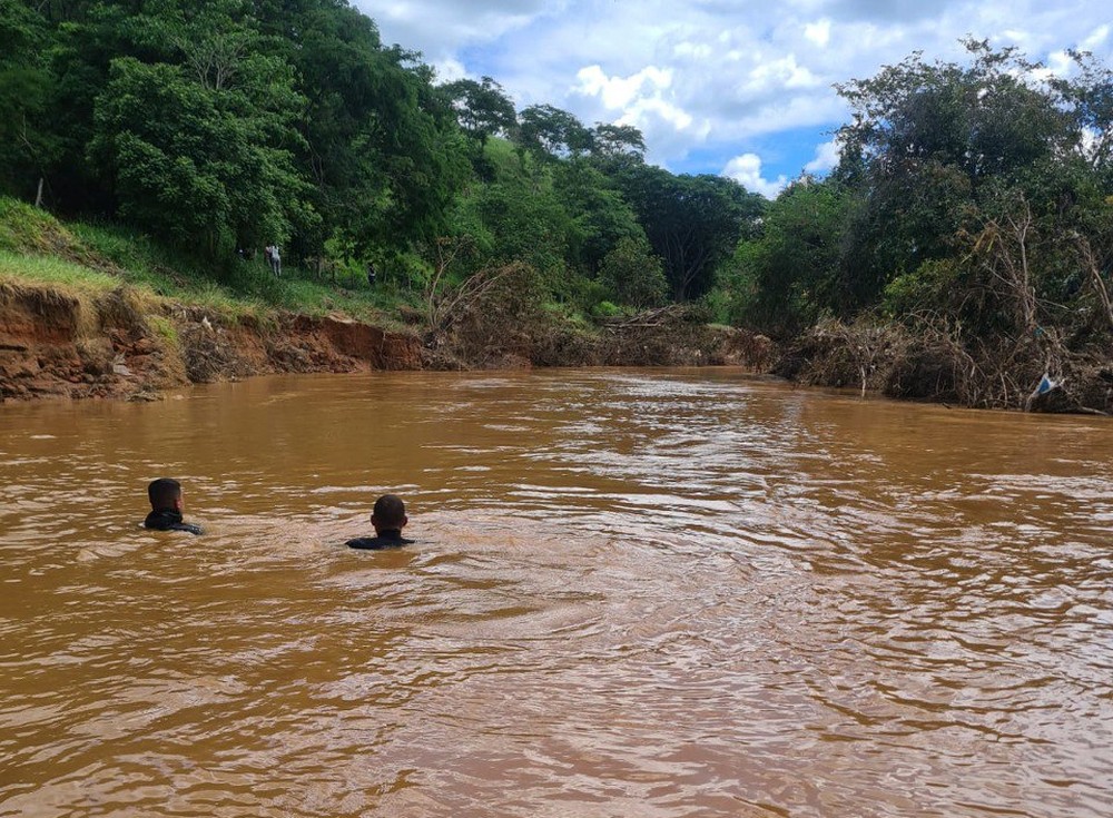 Bombeiros retomam buscas por irmãos desaparecidos em cachoeira