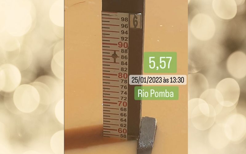 Rio Pomba começa a transbordar em Cataguases