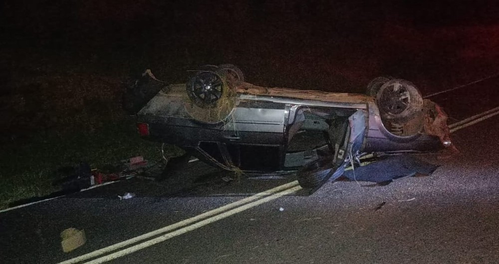 Carro bate em barranco e capota na MG-126, em Bicas