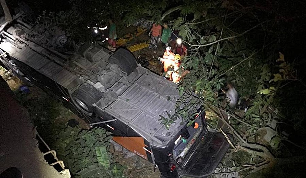 Acidente com ônibus com time de futebol deixa mortos e feridos em Além Paraíba