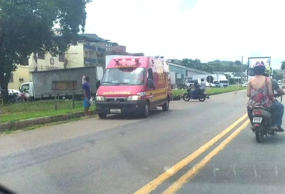 Motociclista bate de frente com caminhão e morre na BR-116, em Muriaé