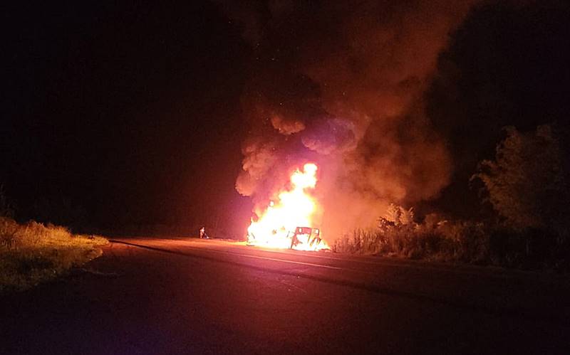 Carreta tomba, pega fogo e motorista morre na BR-116 em Leopoldina