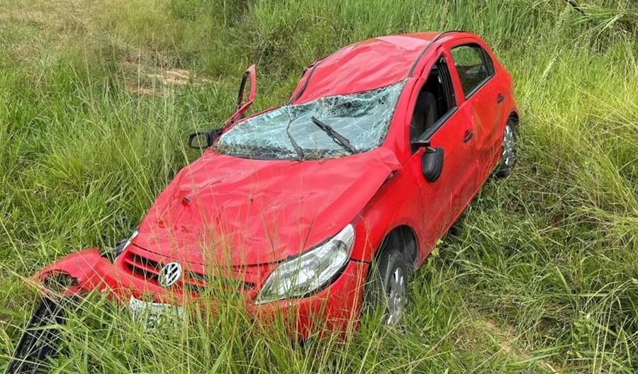 Carro capota e uma pessoa fica ferida entre Leopoldina e Laranjal