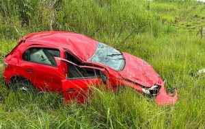 Carro capota e uma