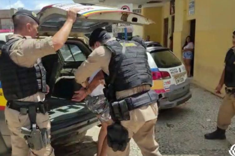 Suspeito de esfaquear ex-mulher é preso pela Polícia Militar